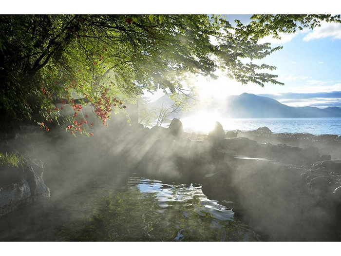 在旅游小鎮(zhèn)規(guī)劃設(shè)計中，如何平衡傳統(tǒng)手工藝與現(xiàn)代技術(shù)的應(yīng)用？